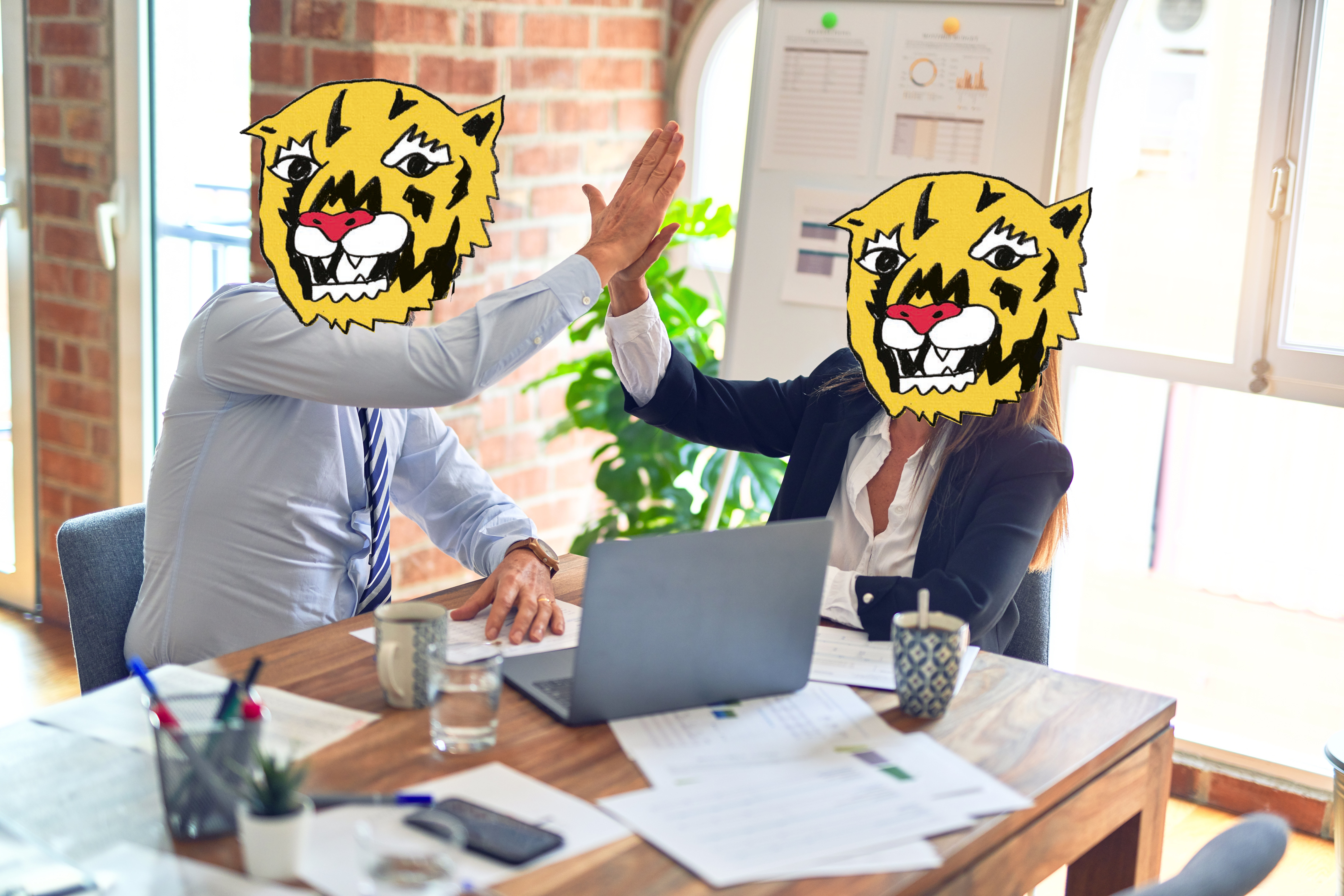 2 kantoormedewerkers met tijgerkoppen (Kantoortijgers) geven elkaar een high-five