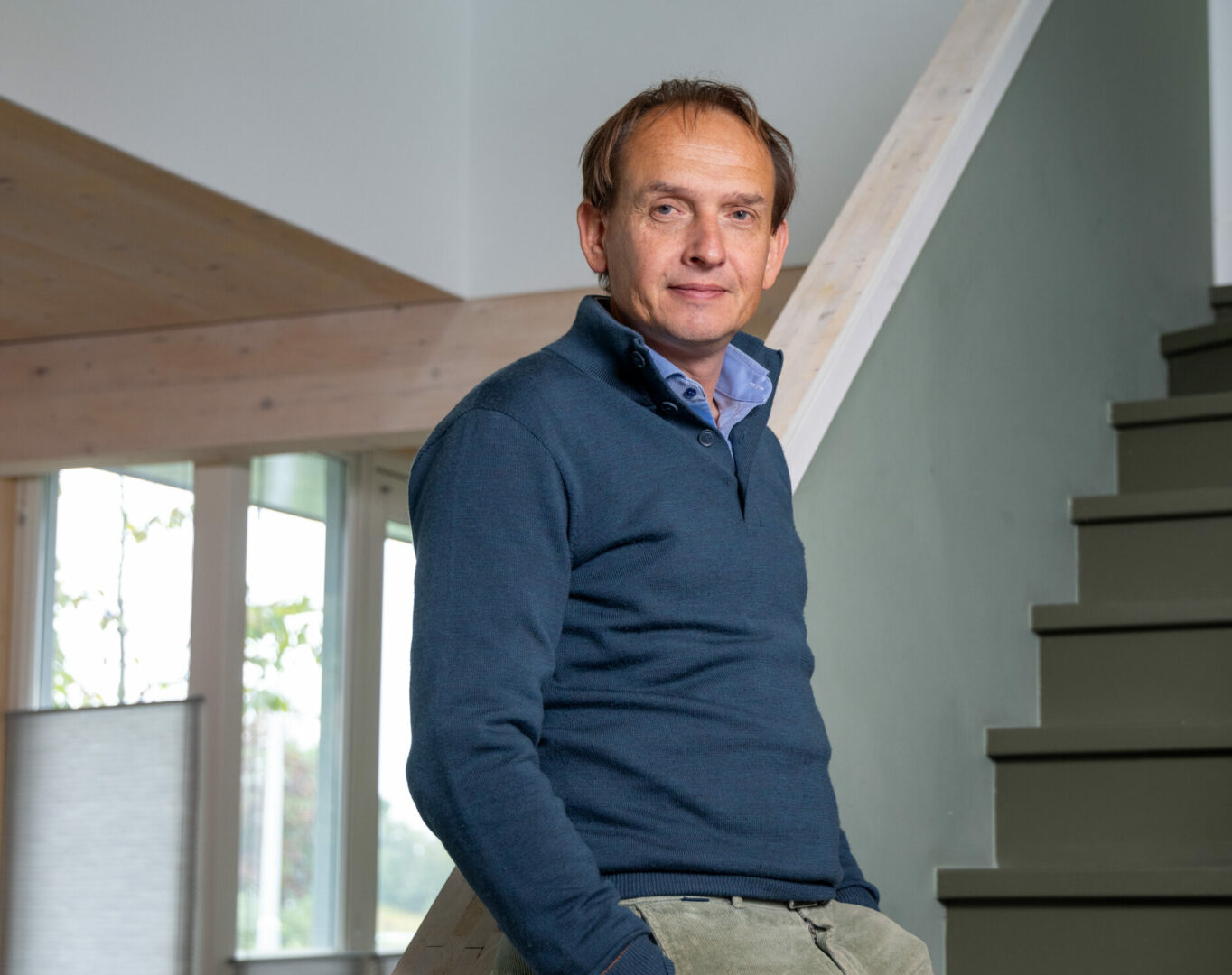 Portretfoto Siebren Houtman staand bij trap