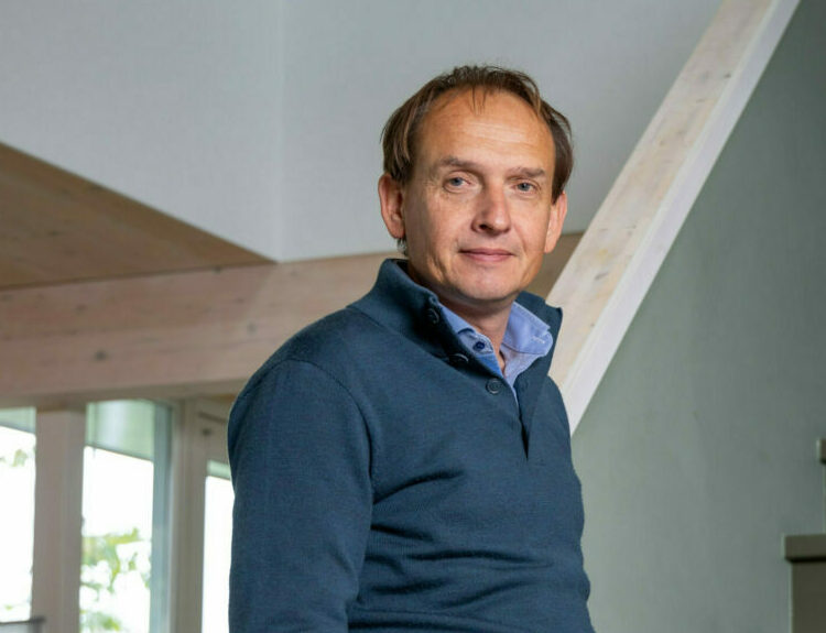 Portretfoto Siebren Houtman staand bij trap