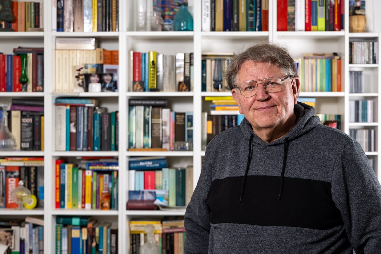 Portret Joop Shcippers voor de witte boekenkast