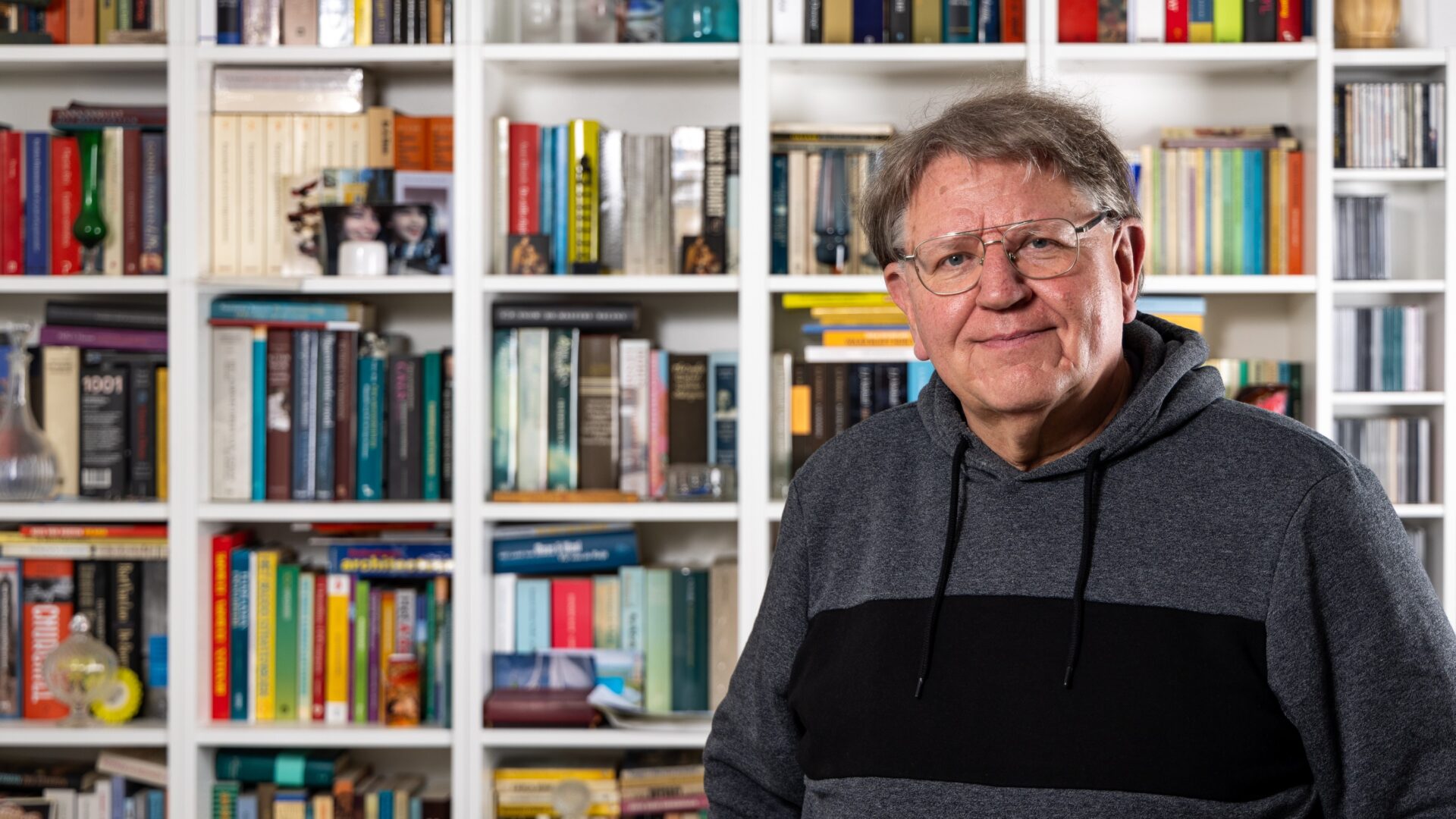 Portret Joop Shcippers voor de witte boekenkast