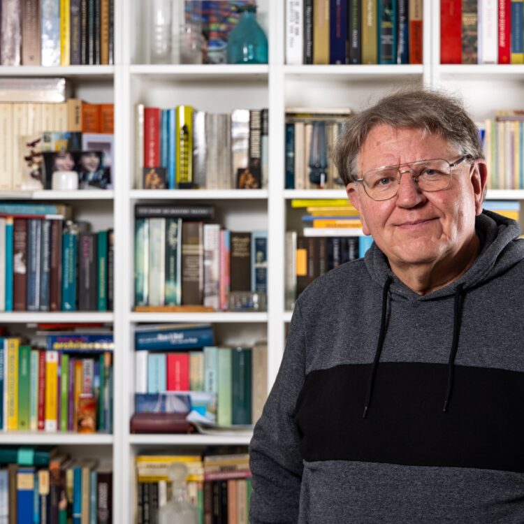 Portret Joop Shcippers voor de witte boekenkast